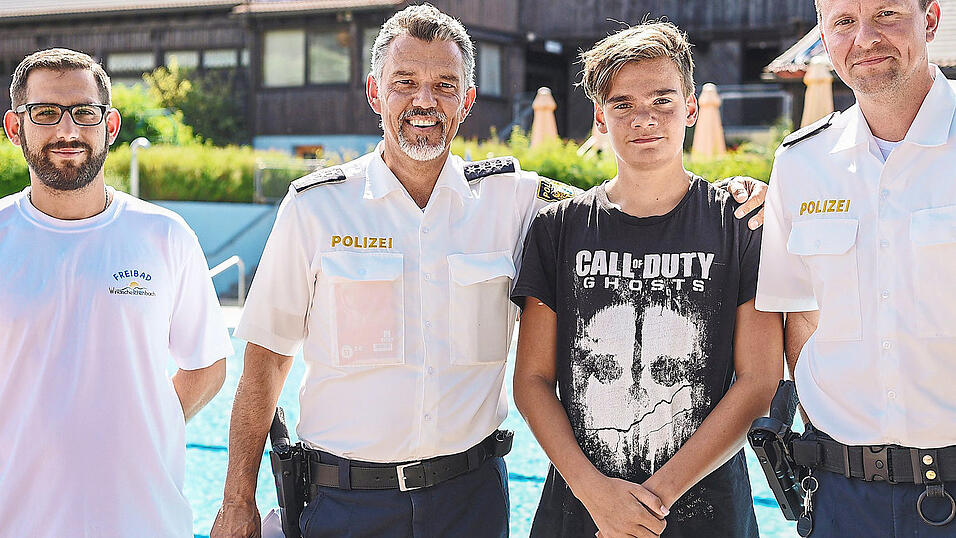 Der 13-Jährige Justin Fischer rettete in einem Freibad in Windischeschenbach (Kreis Neustadt/Waldnaab) einem Jungen das Leben. Er bemerkte ihm am Boden des Nichtschwimmerbeckens, zog ihn aus dem Wasser und rief sofort Erwachsene zu Hilfe, die den Vierjährigen wiederbelebten. Der 13-Jährige Justin Fischer rettete in einem Freibad in Windischeschenbach (Kreis Neustadt/Waldnaab) einem Jungen das Leben. Er bemerkte ihm am Boden des Nichtschwimmerbeckens, zog ihn aus dem Wasser und rief sofort Erwachsene zu Hilfe, die den Vierjährigen wiederbelebten.
