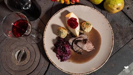 Zart geschmort: Ein ganzer Rehschlegel aus dem Dutch Oven, aromatisch mit Rotwein, Gewürzen und Gemüse zubereitet.