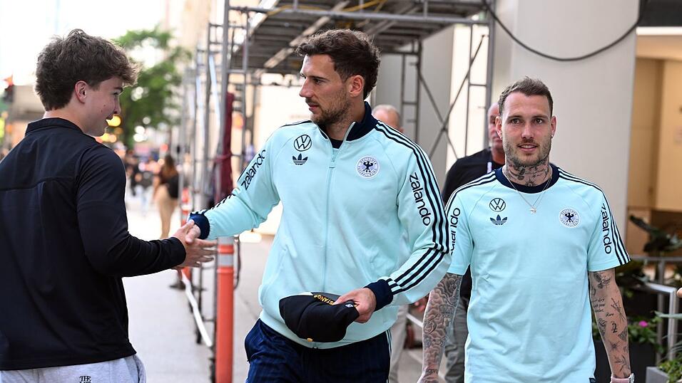 Leon Goretzka (l). und David Raum (r.) auf dem Weg zu einem Termin in Chicago.