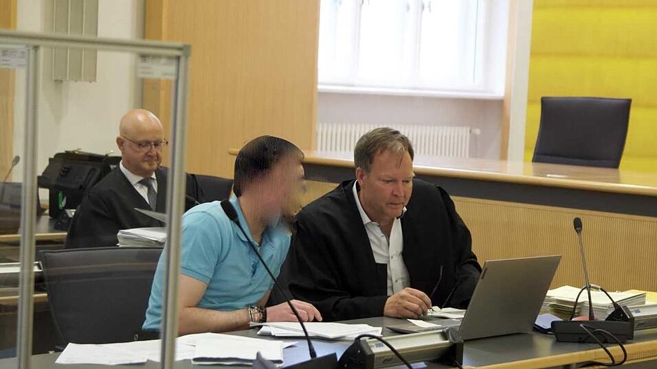 Wann Julius P. (l.) im Prozess vor dem Landgericht aussagen wird, ist bislang unklar. Sein Anwalt Rainer Rockenstein und der Verteidiger des Mitangeklagten, Rechtsanwalt Michael Haizmann (h. l..) warten auf die Auswertung weiterer Beweismittel.