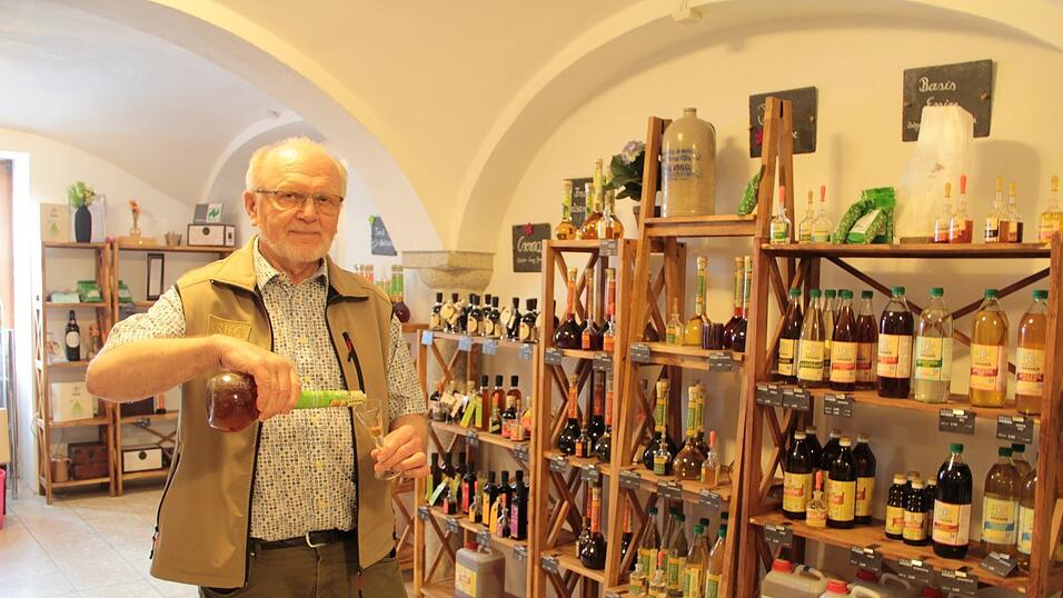 Eigentlich ist Essig ein ganz einfaches Produkt, findet Peter Kriegl. Wie vielfältig Essig dabei sein kann, zeigen die über 60 Sorten - vom einfachen Branntweinessig bis hin zum Apfel-Trinkbalsam - die Essig Kriegl herstellt. Eigentlich ist Essig ein ganz einfaches Produkt, findet Peter Kriegl. Wie vielfältig Essig dabei sein kann, zeigen die über 60 Sorten - vom einfachen Branntweinessig bis hin zum Apfel-Trinkbalsam - die Essig Kriegl herstellt.