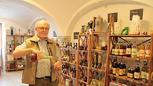 Eigentlich ist Essig ein ganz einfaches Produkt, findet Peter Kriegl. Wie vielfältig Essig dabei sein kann, zeigen die über 60 Sorten - vom einfachen Branntweinessig bis hin zum Apfel-Trinkbalsam - die Essig Kriegl herstellt.