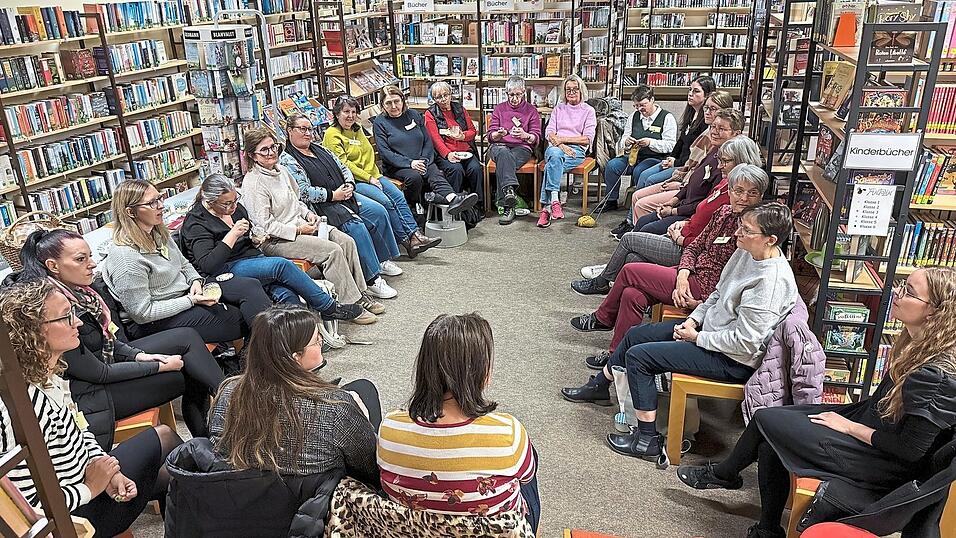 Während der Mahlzeit lauscht man dem Podcast „eat.READ.sleep“, um sich auf das zu besprechende Werk einzustellen - auch, wenn man es nicht gelesen hat.