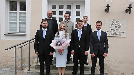 Das Pfingstbrautpaar 2026: Pfingstbr&auml;utigam Benedikt Aschenbrenner und Pfingstbraut Romy Weindl mit ihren Brautf&uuml;hrern Maximilian Steidl (l.) und Andreas Zimmerer. In der hinteren Reihe (v.l.) Pfarrer Thomas Winderl, B&uuml;rgermeister Markus Hofmann und Kaplan Michael Steinhilber.