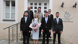 Das Pfingstbrautpaar 2026: Pfingstbräutigam Benedikt Aschenbrenner und Pfingstbraut Romy Weindl mit ihren Brautführern Maximilian Steidl (l.) und Andreas Zimmerer. In der hinteren Reihe (v.l.) Pfarrer Thomas Winderl, Bürgermeister Markus Hofmann und Kaplan Michael Steinhilber. Das Pfingstbrautpaar 2026: Pfingstbräutigam Benedikt Aschenbrenner und Pfingstbraut Romy Weindl mit ihren Brautführern Maximilian Steidl (l.) und Andreas Zimmerer. In der hinteren Reihe (v.l.) Pfarrer Thomas Winderl, Bürgermeister Markus Hofmann und Kaplan Michael Steinhilber.