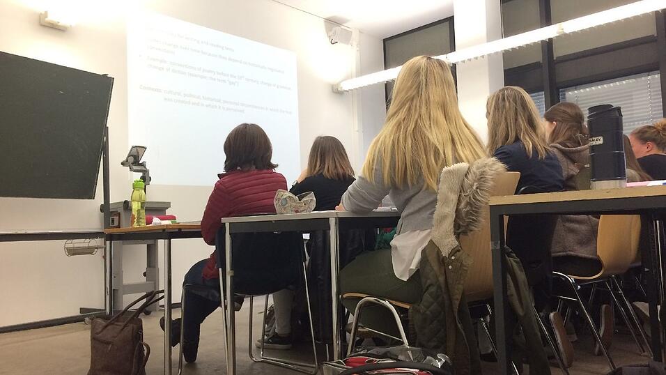 Der Einführungskurs in englische und amerikanische Literatur ist bis auf den letzten Platz besetzt. Der Einführungskurs in englische und amerikanische Literatur ist bis auf den letzten Platz besetzt.