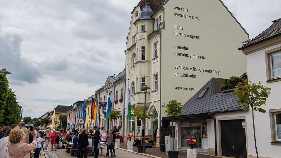 Eugen Gomringers Gedicht «avenidas» ist an einer Rehauser Hausfassade zu lesen. (Archivbild) Eugen Gomringers Gedicht «avenidas» ist an einer Rehauser Hausfassade zu lesen. (Archivbild)
