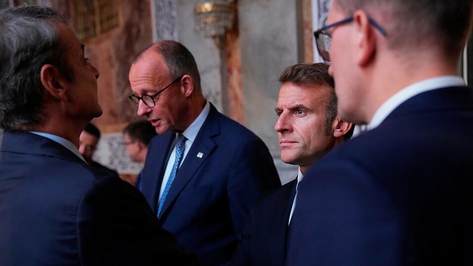 Bundeskanzler Friedrich Merz (Mitte, CDU) und der französische Präsident Emmanuel Macron sind beim informellen Gipfeltreffen im dänischen Parlament auf Schloss Christiansborg in Kopenhagen.