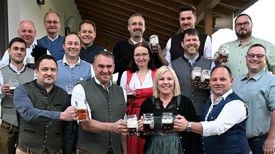 Schirmherr Alfred Holzner (vorn, Zweiter von links) zapfte das erste Fass Hohenthanner Festmärzen zusammen mit Bürgermeisterin Doris Wimmer, den Vorsitzenden von Sportclub (Georg Holzner (vorn, links) und Feuerwehr (Florian Ferwagner, vorn rechts), weiteren Ehrengästen und Mitgliedern des Festausschusses an. Schirmherr Alfred Holzner (vorn, Zweiter von links) zapfte das erste Fass Hohenthanner Festmärzen zusammen mit Bürgermeisterin Doris Wimmer, den Vorsitzenden von Sportclub (Georg Holzner (vorn, links) und Feuerwehr (Florian Ferwagner, vorn rechts), weiteren Ehrengästen und Mitgliedern des Festausschusses an.