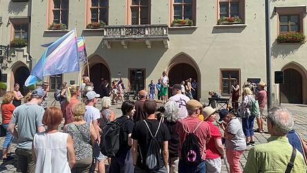 Anneliese Keil eröffnet am Samstag die Kundgebung „Warum Teilhabe kein Luxus ist“ vor dem Landshuter Rathaus. Anneliese Keil eröffnet am Samstag die Kundgebung „Warum Teilhabe kein Luxus ist“ vor dem Landshuter Rathaus.