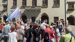 Anneliese Keil eröffnet am Samstag die Kundgebung „Warum Teilhabe kein Luxus ist“ vor dem Landshuter Rathaus. Anneliese Keil eröffnet am Samstag die Kundgebung „Warum Teilhabe kein Luxus ist“ vor dem Landshuter Rathaus.