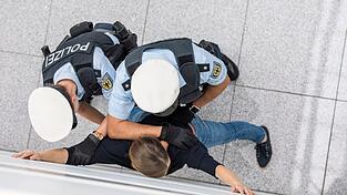 Gegen den 23-Jährigen lag ein Untersuchungshaftbefehl vor. (Symbolbild)
