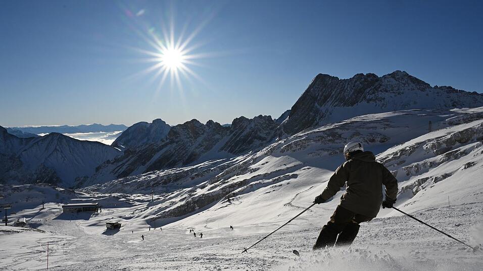 Wintersportler genießen in der sich dem Ende zuneigenden Saison Sonnenschein und blauen Himmel. (Archivbild)