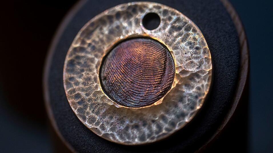 Öfter nachgefragt werden Schmuckstücke mit dem Fingerabdruck des Verstorbenen. (Archivbild)