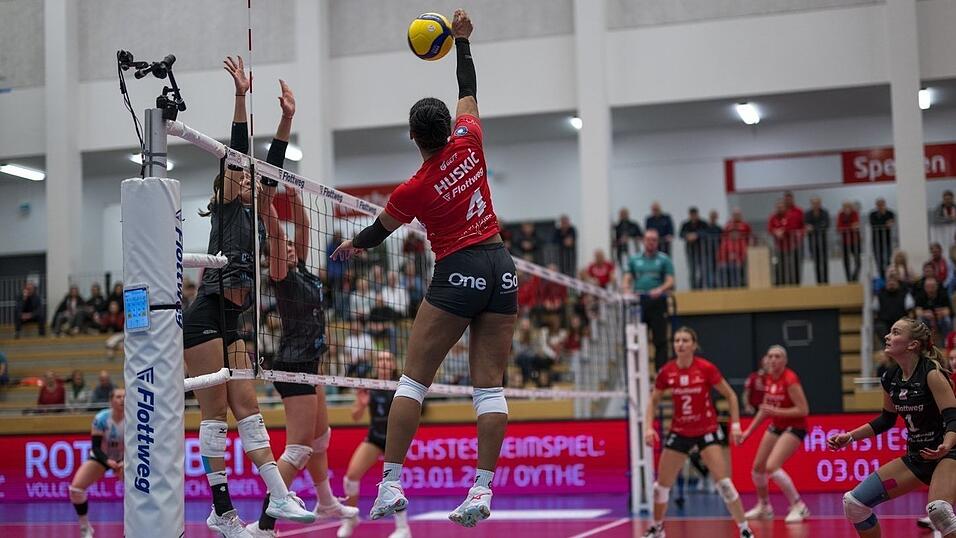 Keine Gnade: Die Roten Raben Vilsbiburg lie&szlig;en den Gastgeberinnen aus Leverkusen nicht den Hauch einer Chance. Jeannette Huskic (am Ball) ragte aus der tollen Teamleistung heraus und wurde zum MVP gew&auml;hlt.
