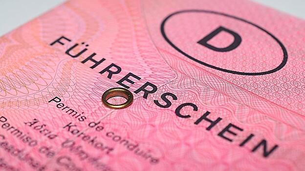 Der alte &bdquo;rosa Lappen&ldquo; hat bereits ausgedient. Zuletzt mussten auch Scheckkartenf&uuml;hrerscheine aus den Jahren 1999 bis 2001 getauscht werden - doch viele k&uuml;mmern sich erst kurz vor Ablauf der Fristen darum.