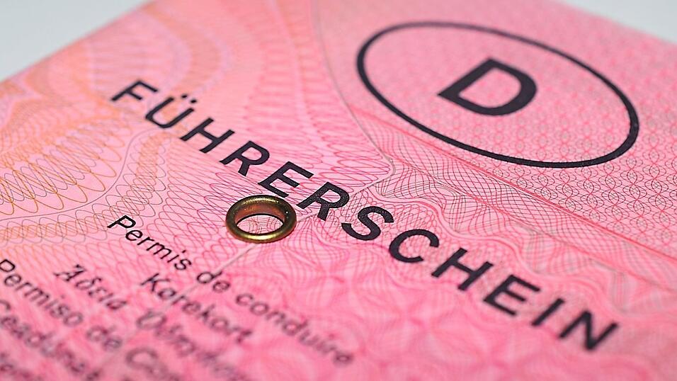 Der alte &bdquo;rosa Lappen&ldquo; hat bereits ausgedient. Zuletzt mussten auch Scheckkartenf&uuml;hrerscheine aus den Jahren 1999 bis 2001 getauscht werden - doch viele k&uuml;mmern sich erst kurz vor Ablauf der Fristen darum.