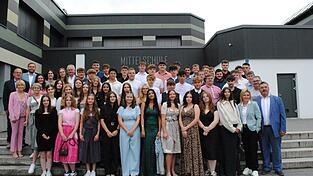 Vor der Mittelschule: Die Absolventen mit Rektorin Barbara Reith (vorne, 2.v.re.), den Klassenleiterinnen, Lehrkräften und politischen Vertretern aus den Gemeinden. Vor der Mittelschule: Die Absolventen mit Rektorin Barbara Reith (vorne, 2.v.re.), den Klassenleiterinnen, Lehrkräften und politischen Vertretern aus den Gemeinden.