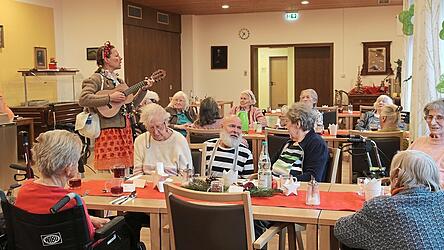 Wenn sie da sind, wird es lustig: Die Bewohner singen gerne die angestimmten Lieder mit.