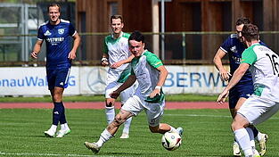 Wie das Hinspiel beim 3:2-Erfolg der Deggendorfer um Laurin H&uuml;bscher (Mitte, in wei&szlig;) war die Partie beim TSV Grafenau eine bis zuletzt spannende Angelegenheit.