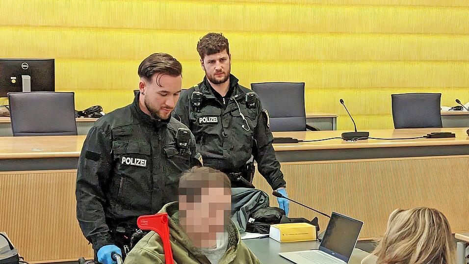 Der Angeklagte sagte zu den Vorw&uuml;rfen gegen ihn aus, dass er gar nicht h&auml;tte aus seinem Rollstuhl aufstehen k&ouml;nnen, um seinem Gegner den L&ouml;ffelstiel in die Brust zu rammen.