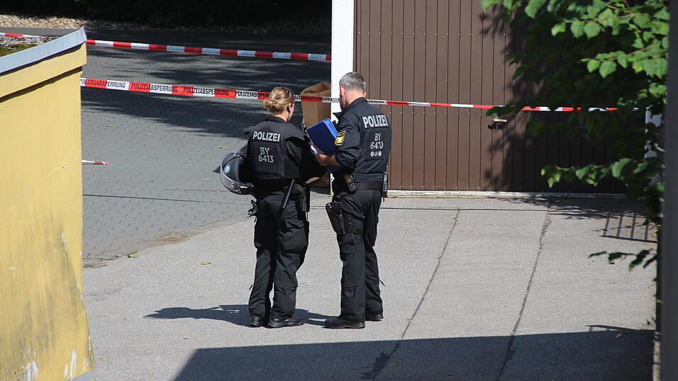Der Bereich am Mehrfamilienhaus wurde weiträumig abgesperrt. Die Suche nach dem Tatverdächtigen läuft. Der Bereich am Mehrfamilienhaus wurde weiträumig abgesperrt. Die Suche nach dem Tatverdächtigen läuft.