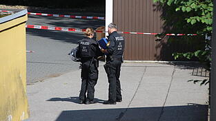 Der Bereich am Mehrfamilienhaus wurde weiträumig abgesperrt. Die Suche nach dem Tatverdächtigen läuft.