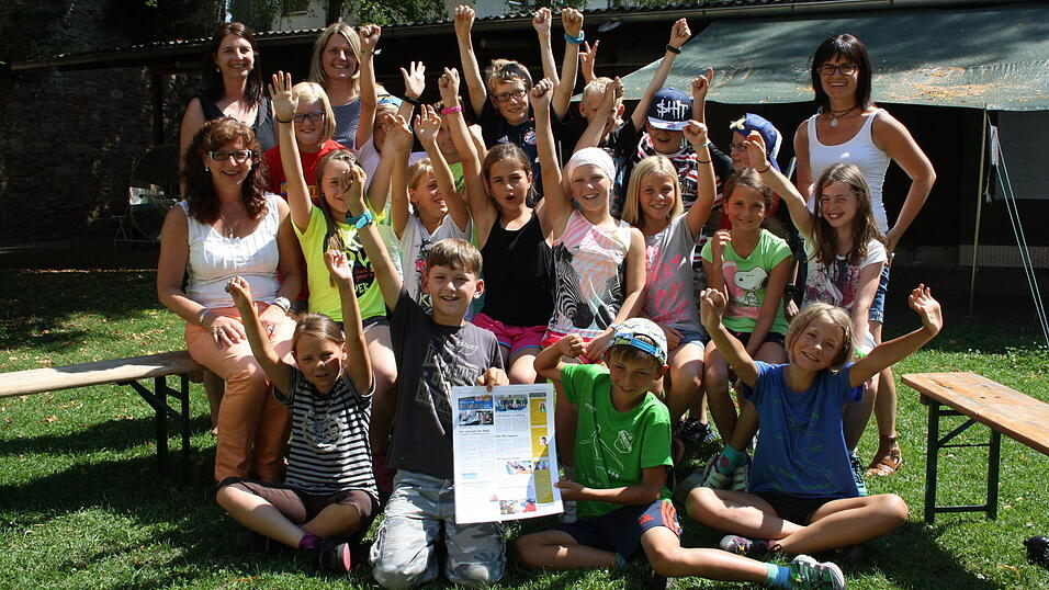 Der erste Platz beim 'Klasse'-Preis und damit 300 Euro in die Klassenkasse gehen an die Schüler der Klasse 4a der Grundschule Leiblfing mit ihrer Lehrerin Claudia Brielbeck. Die Schüler wurden von Annette Seidel von Bayernwerk und den Redakteurinnen Eva Rothmeier, Tanja Pfeffer und Stefanie Sobek während ihres Schullandheimaufenthalts in der Jugendbildungsstätte Windberg überrascht. Der erste Platz beim 'Klasse'-Preis und damit 300 Euro in die Klassenkasse gehen an die Schüler der Klasse 4a der Grundschule Leiblfing mit ihrer Lehrerin Claudia Brielbeck. Die Schüler wurden von Annette Seidel von Bayernwerk und den Redakteurinnen Eva Rothmeier, Tanja Pfeffer und Stefanie Sobek während ihres Schullandheimaufenthalts in der Jugendbildungsstätte Windberg überrascht.