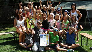 Der erste Platz beim 'Klasse'-Preis und damit 300 Euro in die Klassenkasse gehen an die Schüler der Klasse 4a der Grundschule Leiblfing mit ihrer Lehrerin Claudia Brielbeck. Die Schüler wurden von Annette Seidel von Bayernwerk und den Redakteurinnen Eva Rothmeier, Tanja Pfeffer und Stefanie Sobek während ihres Schullandheimaufenthalts in der Jugendbildungsstätte Windberg überrascht. Der erste Platz beim 'Klasse'-Preis und damit 300 Euro in die Klassenkasse gehen an die Schüler der Klasse 4a der Grundschule Leiblfing mit ihrer Lehrerin Claudia Brielbeck. Die Schüler wurden von Annette Seidel von Bayernwerk und den Redakteurinnen Eva Rothmeier, Tanja Pfeffer und Stefanie Sobek während ihres Schullandheimaufenthalts in der Jugendbildungsstätte Windberg überrascht.