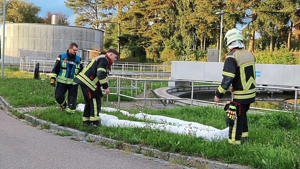 Die FFW errichtet mehrere Ölsperren.