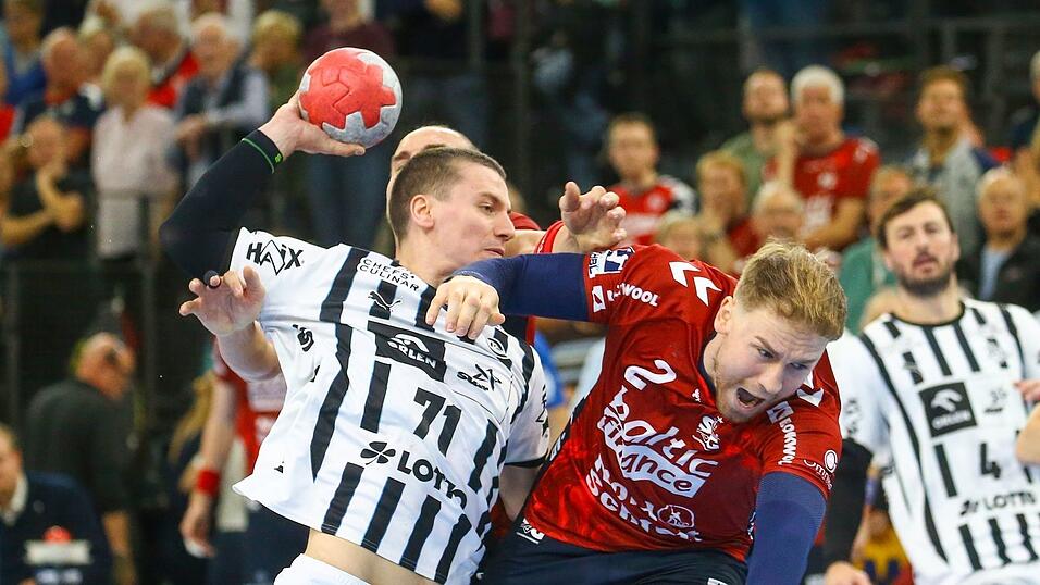Elias Ellefsen á Skipagøtu (THW Kiel) im Zweikampf mit Simon Pytlick (SG Flensburg-Handewitt). Elias Ellefsen á Skipagøtu (THW Kiel) im Zweikampf mit Simon Pytlick (SG Flensburg-Handewitt).