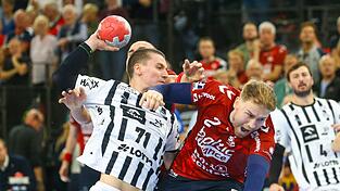 Elias Ellefsen á Skipagøtu (THW Kiel) im Zweikampf mit Simon Pytlick (SG Flensburg-Handewitt).
