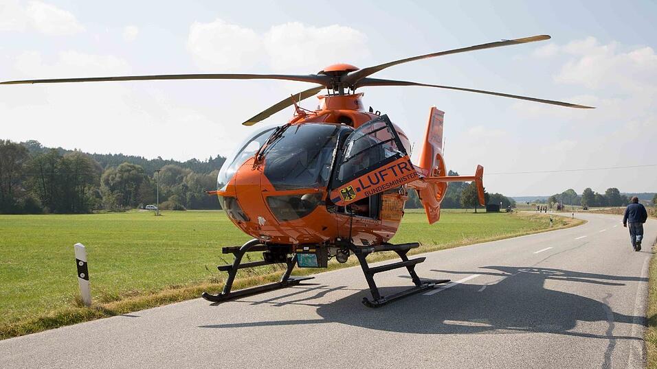 Ein Sanka fuhr am Samstag auf einen Notarztwagen auf, nachdem dieser stark bremste. Vier Rettungskräfte wurden leicht verletzt. Ein Sanka fuhr am Samstag auf einen Notarztwagen auf, nachdem dieser stark bremste. Vier Rettungskräfte wurden leicht verletzt.