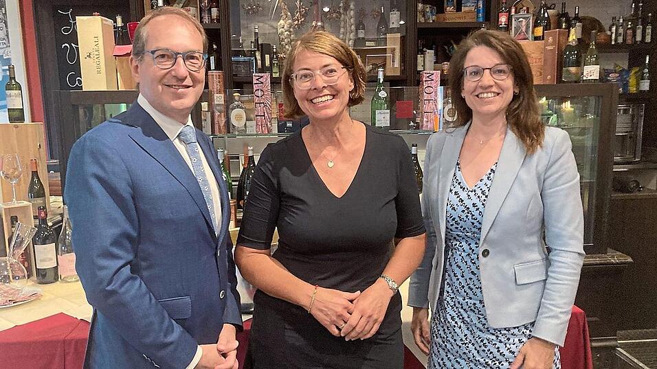 CSU-Landesgruppenchef hatte zu seinem Lieblingsitaliener eingeladen. Bevor er weiter musste zum Bundespr&auml;sidenten, blieb Zeit f&uuml;r ein Foto mit MdB Martina Englhardt-Kopf und Redakteurin Elisabeth Geiling-Pl&ouml;tz.