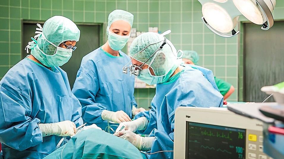 Am Caritas-Krankenhaus St. Lukas, früher Goldberg-Klinik, in Kelheim soll binnen zwei Jahren ein neues OP-Zentrum entstehen. Kostenpunkt zum jetzigen Stand: rund 26,21 Millionen Euro. Am Caritas-Krankenhaus St. Lukas, früher Goldberg-Klinik, in Kelheim soll binnen zwei Jahren ein neues OP-Zentrum entstehen. Kostenpunkt zum jetzigen Stand: rund 26,21 Millionen Euro.