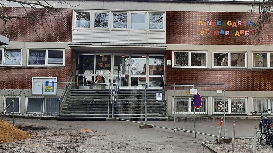 Der in den 1960er Jahren gebaute Kindergarten St. Margaret zwischen Pfarrheim und Kirche soll abgerissen und neu gebaut werden. Die 'durch die Caritas kurzfristig angek&uuml;ndigte vor&uuml;bergehende Schlie&szlig;ung des Kindergartens zum Fr&uuml;hjahr 2025' hat laut dem Elternbeirat in Achdorf f&uuml;r gro&szlig;es Unverst&auml;ndnis und Sorgen unter den Eltern gef&uuml;hrt.