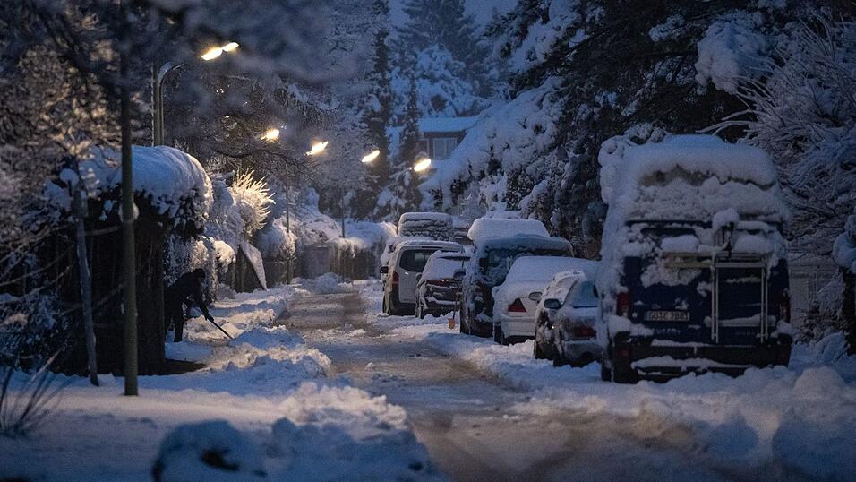 Schnee und Gl&auml;tte sorgen weiterhin f&uuml;r Probleme auf den Stra&szlig;en Bayerns.
