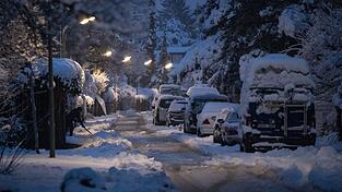 Schnee und Gl&auml;tte sorgen weiterhin f&uuml;r Probleme auf den Stra&szlig;en Bayerns.