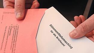 Der Stimmzettel f&uuml;r die Landratsstichwahl ist nur dann g&uuml;ltig, wenn er im originalen Kuvert verpackt wurde. Die rund 200 Betroffenen, die kein wei&szlig;es Kuvert in ihren Briefwahlunterlagen vorgefunden haben, k&ouml;nnen sich ein solches zusenden lassen oder im Rathaus abholen. Wer ungeachtet dessen schon gew&auml;hlt hat, kann sich einen neuen Wahlschein ausstellen lassen, der bisherige verliert dann seine G&uuml;ltigkeit.