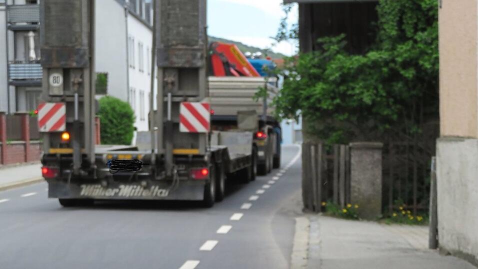 Vermehrter Lkw-Verkehr und teilweise nicht vorhandene Bürgersteige machen laut Anwohnern die Otto-Denk-Straße gefährlich. Vermehrter Lkw-Verkehr und teilweise nicht vorhandene Bürgersteige machen laut Anwohnern die Otto-Denk-Straße gefährlich.