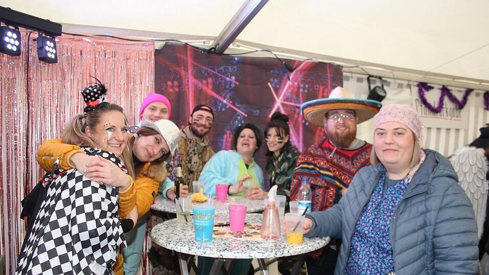 Viele Faschings-Fans haben sich am Samstag den Umzug in Langenbach angesehen. Viele Faschings-Fans haben sich am Samstag den Umzug in Langenbach angesehen.