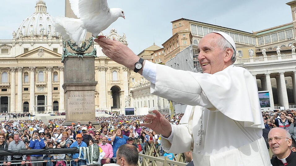 Papst Franziskus lässt 2013 auf dem Petersplatz in der Vatikanstadt eine weiße Taube fliegen. Papst Franziskus lässt 2013 auf dem Petersplatz in der Vatikanstadt eine weiße Taube fliegen.