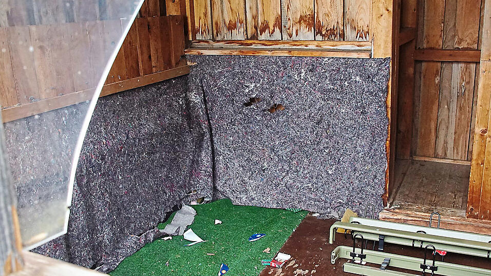 Vandalen haben die hölzerne Kegelbahn in Wiesent beschädigt. Vandalen haben die hölzerne Kegelbahn in Wiesent beschädigt.