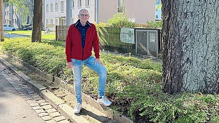 Stadtteilkümmerer Erich Büchl zwischen zwei Kastanienbäumen in der Karthauser Straße.