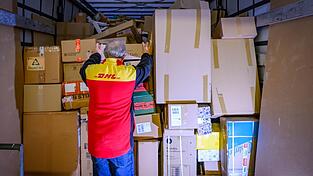 Derzeit dürften sich die Pakete in so gut wie allen Paketzentren des Logistikers DHL stauen, da es Warnstreiks gibt.