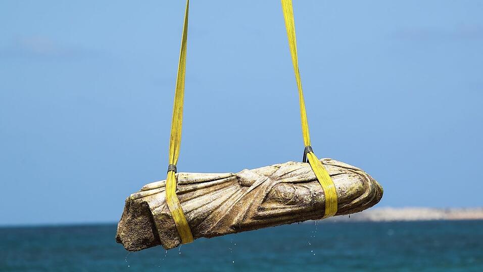 Kopflose Statue aus dem Mittelmeer. Ägypten setzt auf Kulturtourismus und vermarktet antike Funde bei Presseterminen.