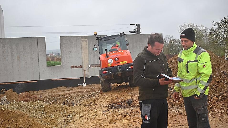 Sie sind verantwortlich f&uuml;r den Bau der Nahw&auml;rmeversorgung: Prokurist Simon Gerauer (rechts) und Leonhard Zierer als Bauleiter.