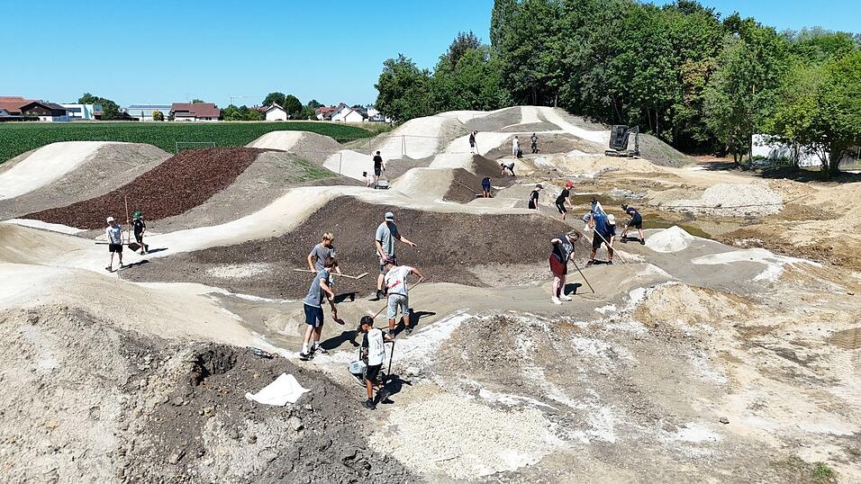 Schaufel für Schaufel entsteht in der Nähe des TSC-Sportgeländes ein neuer Dirt-Bike-Park. Es ist bereits der zweite Helfereinsatz, bei dem die Kinder- und Jugendlichen sowie Erwachsene mit anpacken. Auch Bürgermeister Stefan Scheibenzuber half tatkräftig mit. Schaufel für Schaufel entsteht in der Nähe des TSC-Sportgeländes ein neuer Dirt-Bike-Park. Es ist bereits der zweite Helfereinsatz, bei dem die Kinder- und Jugendlichen sowie Erwachsene mit anpacken. Auch Bürgermeister Stefan Scheibenzuber half tatkräftig mit.