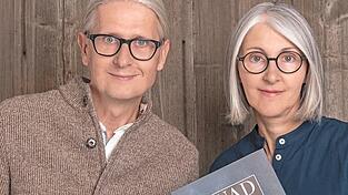 Alexander und Antonia Feig mit ihrem Buch 'Guad&Gnou. Kochkultur & Mundart im Herzfleck Bayerns'; Bavarian Prints Verlag, 49,90 Euro, 256 Seiten und 242 Fotografien. Alexander und Antonia Feig mit ihrem Buch 'Guad&Gnou. Kochkultur & Mundart im Herzfleck Bayerns'; Bavarian Prints Verlag, 49,90 Euro, 256 Seiten und 242 Fotografien.