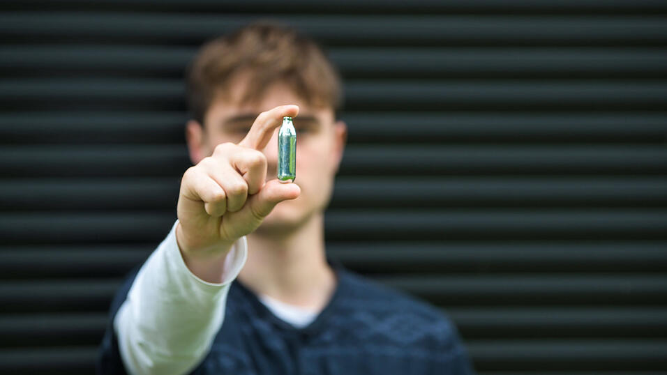 In diesen Kapseln, die eigentlich zum Aufsch&auml;umen von Sahne gedacht sind, ist Lachgas enthalten.